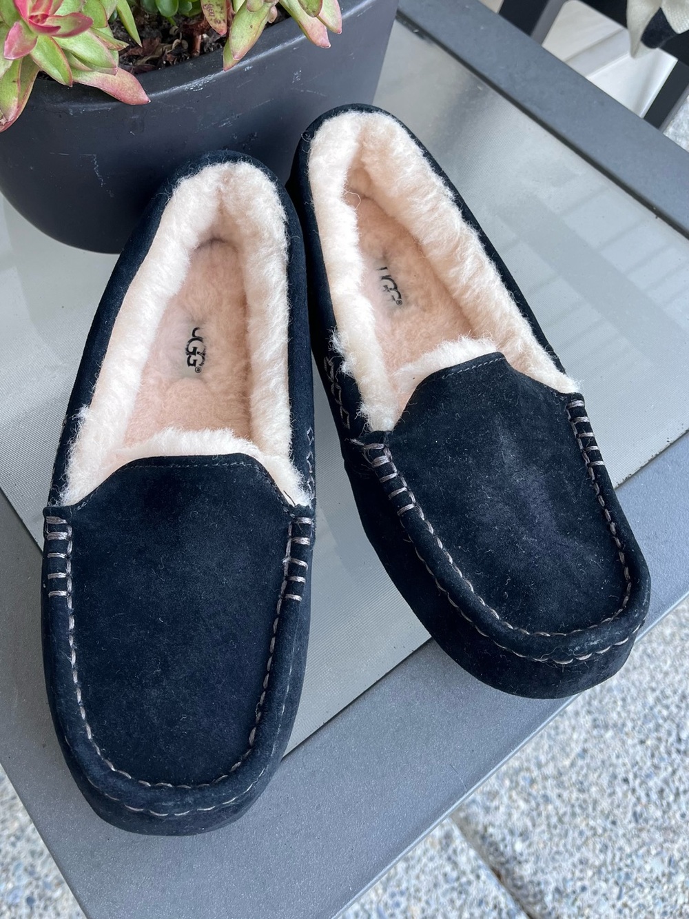 NWOT Ugg Ansley Shearling Lined Moccasin Slippers in Black Suede